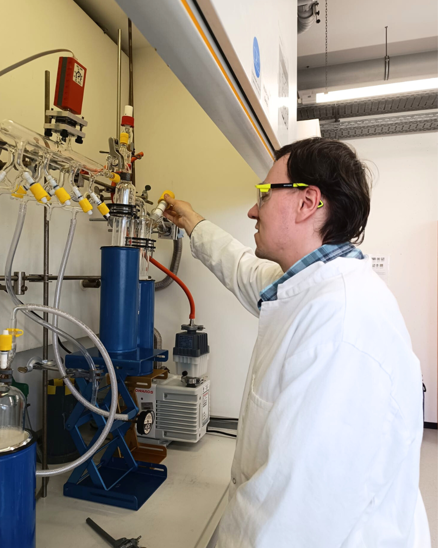 Florian Graßme Impact Leader Graphene Week 2024 in the lab