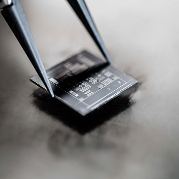 Healing the Achilles heel of 2D transistors