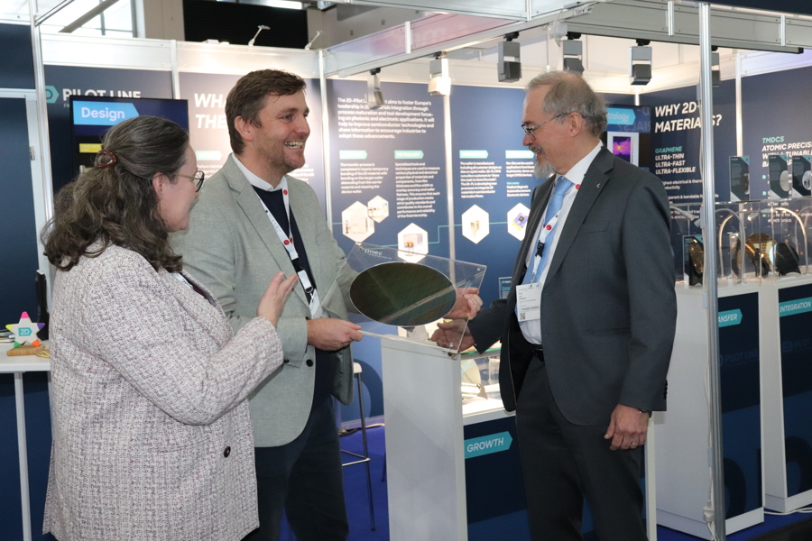 Executive Director of the European Union’s Chips Joint Undertaking and former director of the Graphene Flagship Jari Kinaret and Frank Holsteyns, VP R&D Unit Process & Modules at imec with 2D-PL coordinator Inge Asselberghs.